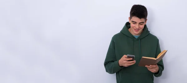Adolescente Isolado Com Telefone Celular Livro — Fotografia de Stock