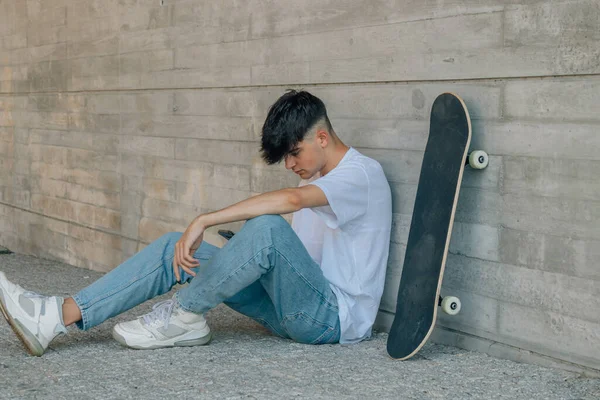 Teenager Mit Handy Und Skateboard Auf Der Straße — Stockfoto