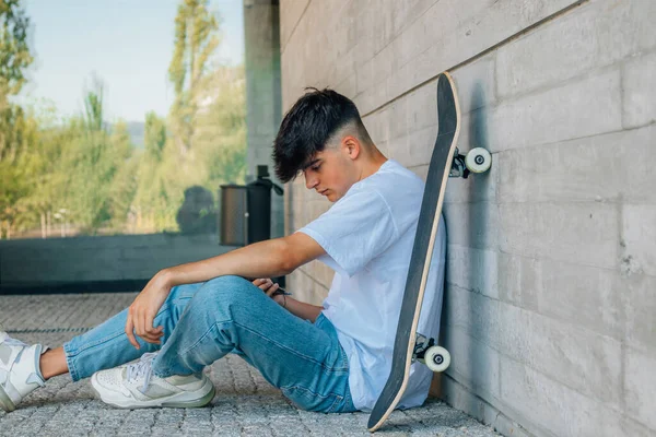 Teenager Mit Handy Und Skateboard Auf Der Straße — Stockfoto