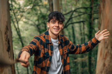 Genç adam sonbaharda açık havada oynuyor.