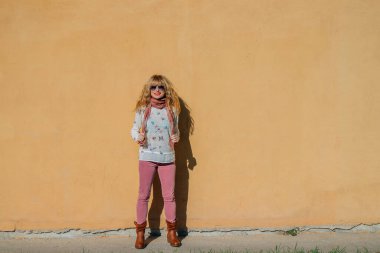 İzole sokak duvarında orta yaşlı bir kadın.