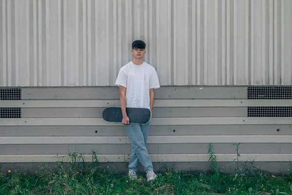 Mladý Muž Skateboardem Ulici — Stock fotografie