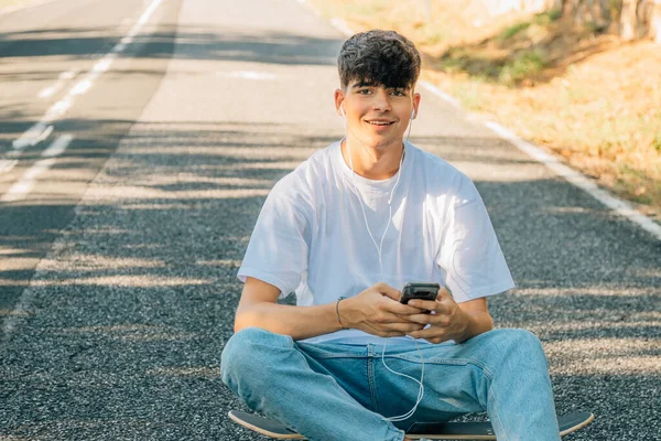 Jovem Com Telefone Celular Skate Rua — Fotografia de Stock