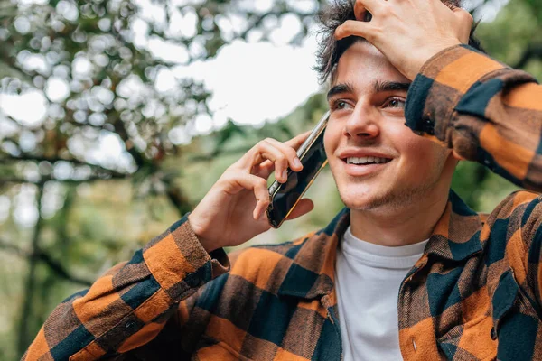 Sonbaharda Dışarıda Cep Telefonuyla Konuşan Çocuk — Stok fotoğraf