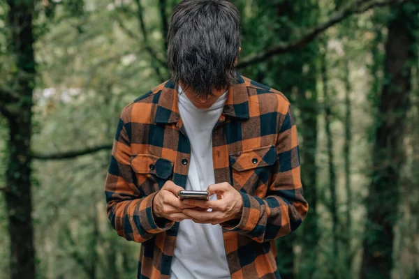 Tonåring Tittar Mobiltelefon Utomhus Med Höststyling — Stockfoto