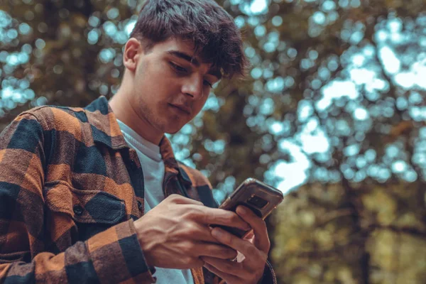 Adolescente Sexo Masculino Com Telefone Celular Outono Livre — Fotografia de Stock