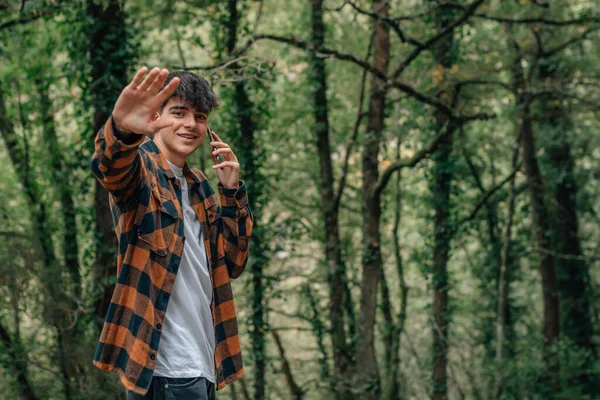 Giovane Adolescente Che Parla Sul Cellulare All Aperto — Foto Stock