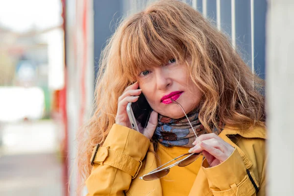 Középkorú Felnőtt Beszél Telefonon Esőkabátban Vagy Kabátban Városban — Stock Fotó