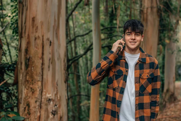 Tiener Jongen Met Mobiele Telefoon Buiten — Stockfoto