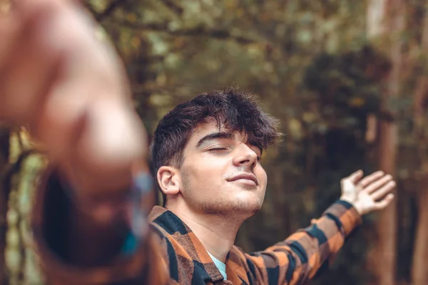 Jovem Desfrutando Relaxado Livre — Fotografia de Stock