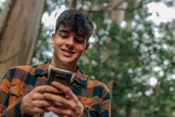 Porträtt Tonårspojke Med Mobiltelefon — Stockfoto