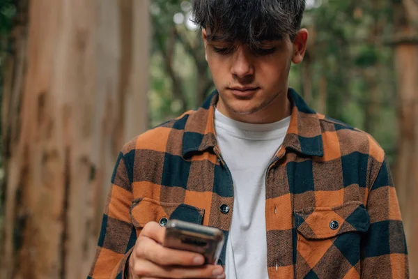 Tiener Jongen Met Mobiele Telefoon Herfst Buiten — Stockfoto