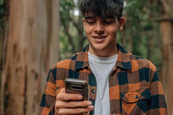 Tiener Jongen Met Mobiele Telefoon Herfst Buiten — Stockfoto