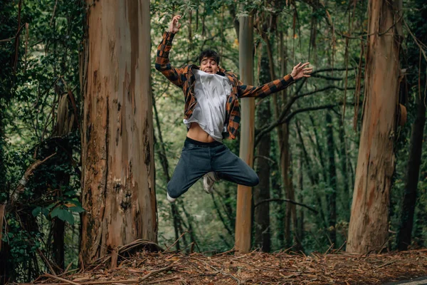 Jugendlicher Springt Wald Freien — Stockfoto