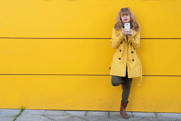 Женщина Мобильным Телефоном Желтой Стене Улице — стоковое фото
