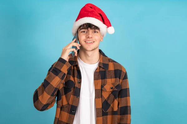 Jeune Homme Avec Santa Claus Chapeau Parler Sur Téléphone Mobile — Photo