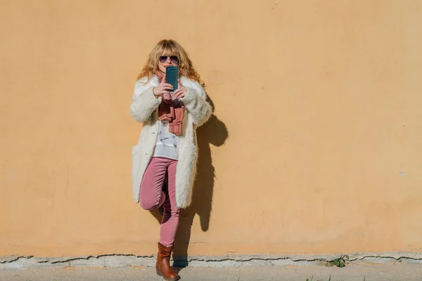 Frau Lehnt Mit Handy Hauswand — Stockfoto