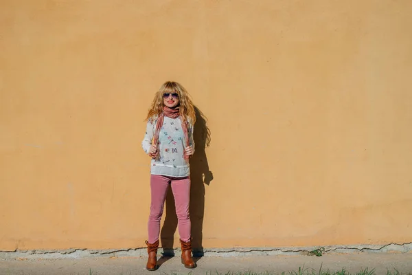 Жінка Середнього Віку Ізольованій Вуличній Стіні — стокове фото