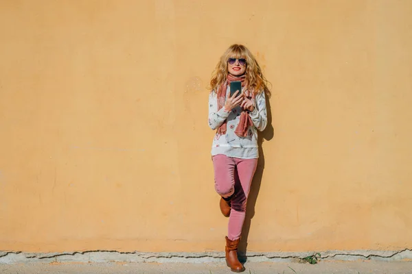 Femme Avec Téléphone Portable Isolé Sur Mur Extérieur — Photo