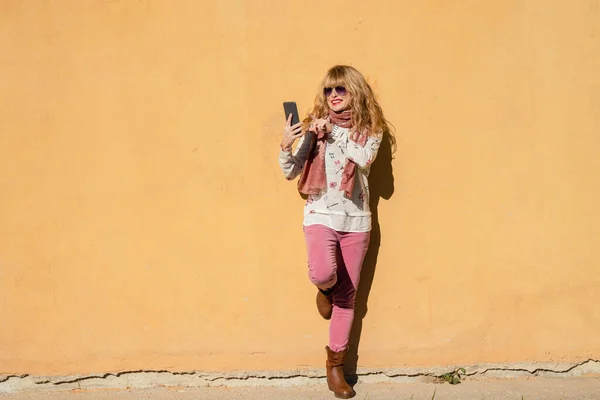 Женщина Мобильным Телефоном Изолированы Стене Улице — стоковое фото