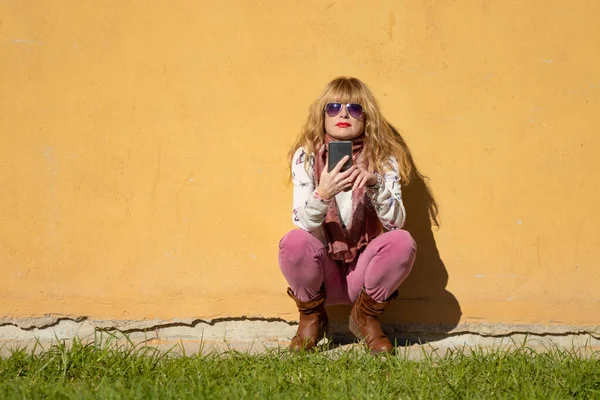 Frau Auf Der Straße Mit Handy Und Wand Mit Platz — Stockfoto