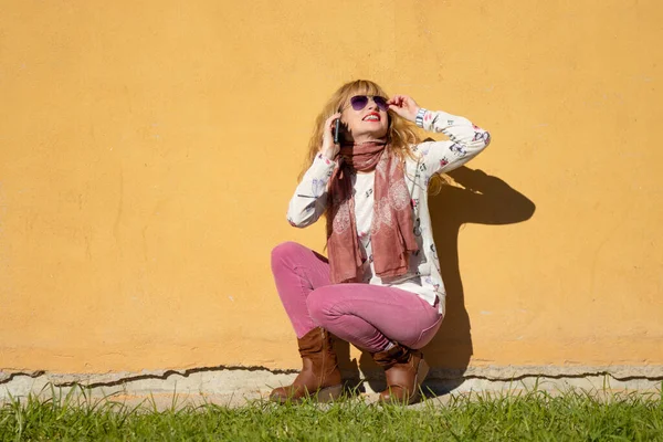 Femme Dans Rue Parlant Sur Téléphone Portable Avec Mur Arrière — Photo