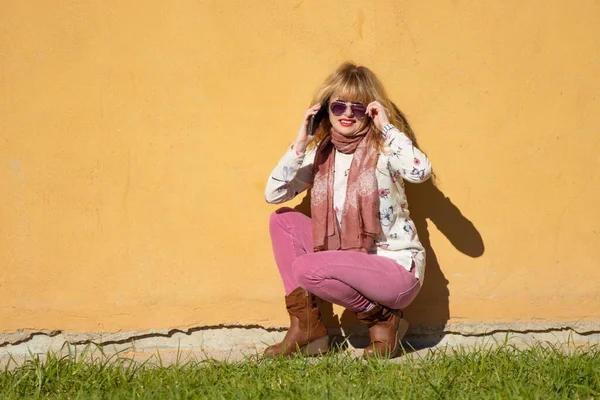 Femme Dans Rue Parlant Sur Téléphone Portable Avec Mur Arrière — Photo