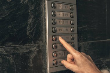 Yakın çekimde dahili telefondan el zili çalıyor.