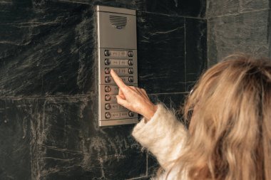 Kadın portalın elektronik kapıcısını arıyor.