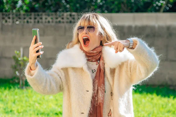 Mujer Usando Teléfono Móvil Aire Libre Con Expresión Excitada Emoción — Foto de Stock