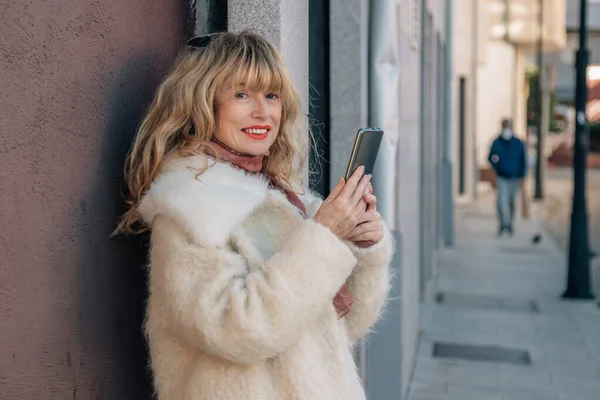 Женщина Среднего Возраста Улице Мобильным Телефоном Пальто — стоковое фото