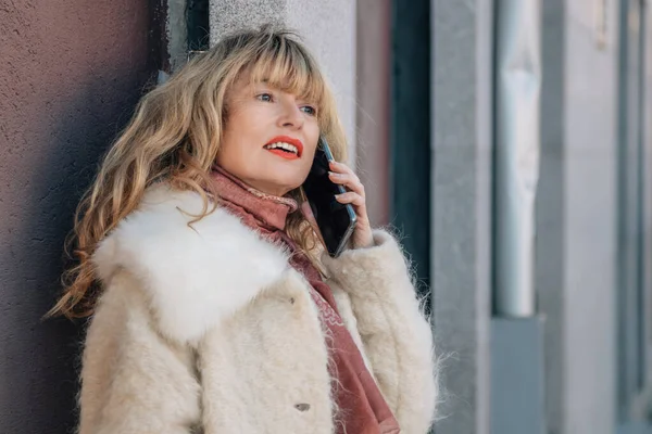 Женщина Среднего Возраста Улице Мобильным Телефоном Пальто — стоковое фото