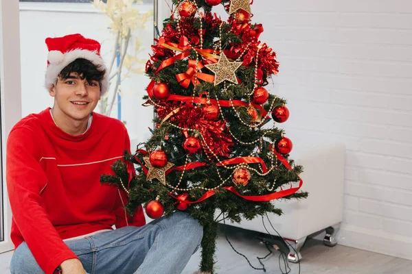 Adolescent Garçon Décoration Arbre Noël Maison Avec Santa Claus Chapeau — Photo