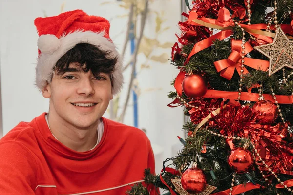 Menino Adolescente Decorando Árvore Natal Casa Com Chapéu Papai Noel — Fotografia de Stock