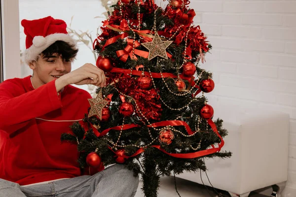 Menino Adolescente Decorando Árvore Natal Casa Com Chapéu Papai Noel — Fotografia de Stock