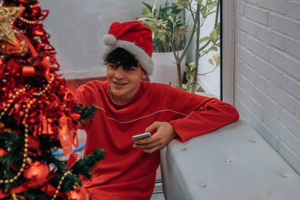 Jovem Adolescente Casa Decorando Árvore Natal — Fotografia de Stock