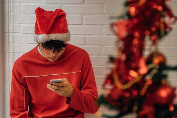 Tinédzser Otthon Karácsonykor Mobiltelefonnal — Stock Fotó