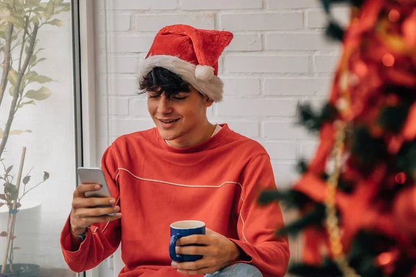 Jovem Com Telefone Celular Casa Para Natal — Fotografia de Stock