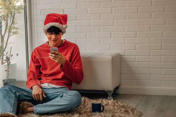 Jeune Homme Avec Téléphone Portable Maison Noël — Photo