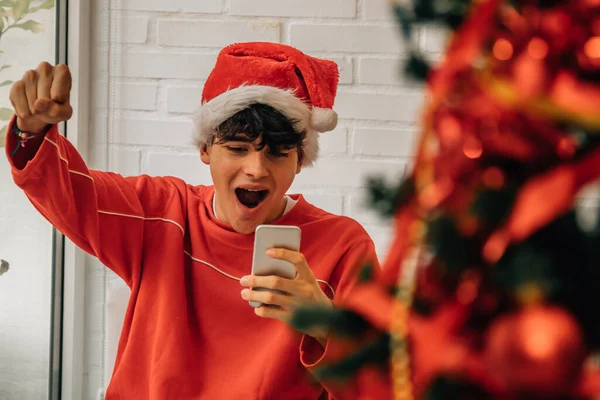 Jovem Adolescente Animado Com Telefone Celular Comemorando Casa Natal — Fotografia de Stock