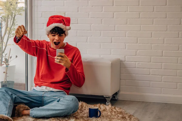 Хлопчик Підліток Вдома Різдво Збуджений Дивлячись Мобільний Телефон — стокове фото