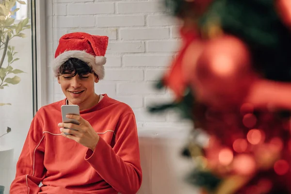 Menino Adolescente Feliz Casa Natal Com Telefone Celular — Fotografia de Stock