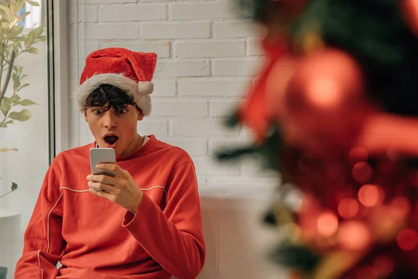 Мальчик Подросток Дома Рождество Удивлен Глядя Мобильный Телефон — стоковое фото