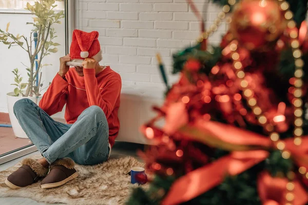 クリスマスに家で怒ってる若い男 — ストック写真