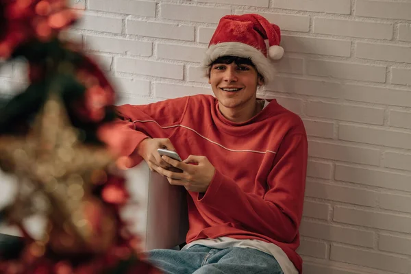 Teenager Mobile Phone Home Christmas — Stock Photo, Image