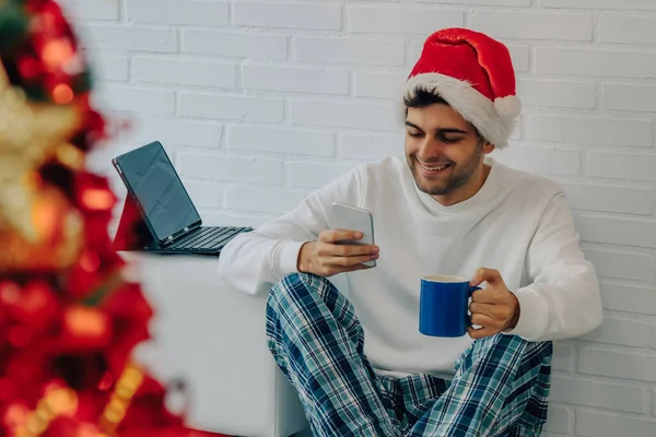 Hombre Casa Con Teléfono Móvil Computadora Navidad —  Fotos de Stock