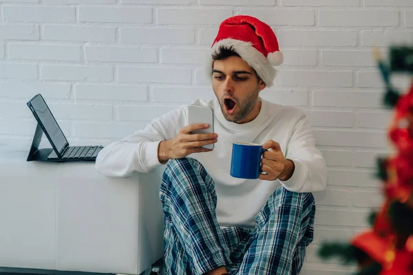 Homem Casa Para Natal Com Telefone Celular Expressão Surpresa — Fotografia de Stock