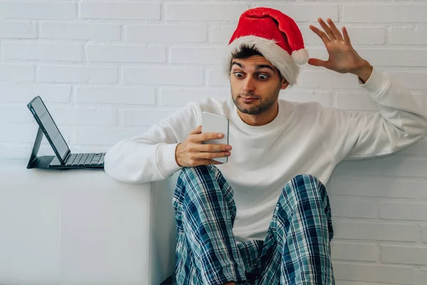 Άνθρωπος Στο Σπίτι Για Χριστούγεννα Κινητό Τηλέφωνο Και Έκπληξη Έκφραση — Φωτογραφία Αρχείου