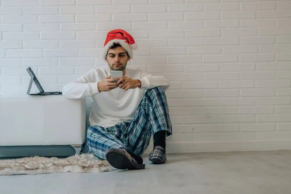 Homem Casa Com Chapéu Santa Claus Com Telefone Celular Computador — Fotografia de Stock