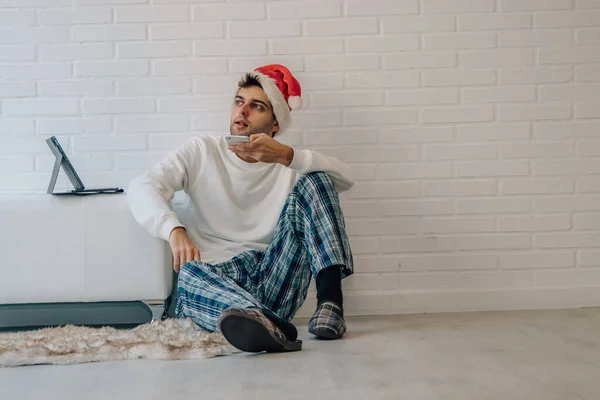 Hombre Casa Para Navidad Envío Mensajes Voz Con Teléfono Móvil — Foto de Stock